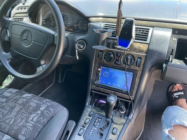 Серый Мерседес Е-Класс, объемом двигателя 2.4 л и пробегом 298 тыс. км за 1999 $, фото 7 на Automoto.ua