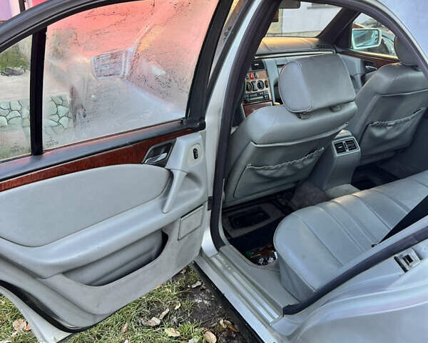 Мерседес Е-Класс 1997 в Яворове на Automoto.ua Серый Мерседес Е-Класс, объемом двигателя 2.2 л и пробегом 370 тыс. км за 2800 $, фото 5 на Automoto.ua