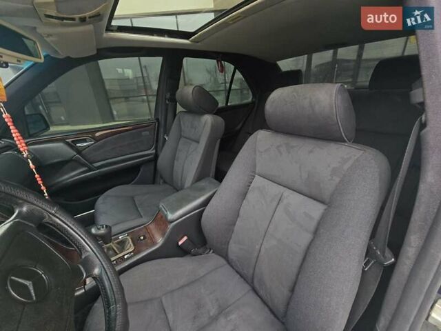 Сірий Мерседес Е-Клас, об'ємом двигуна 2 л та пробігом 245 тис. км за 3750 $, фото 49 на Automoto.ua