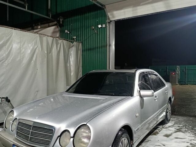 Серый Мерседес Е-Класс, объемом двигателя 2.2 л и пробегом 340 тыс. км за 2550 $, фото 1 на Automoto.ua