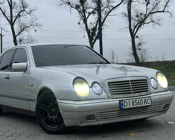 Сірий Мерседес Е-Клас, об'ємом двигуна 2 л та пробігом 360 тис. км за 2500 $, фото 10 на Automoto.ua