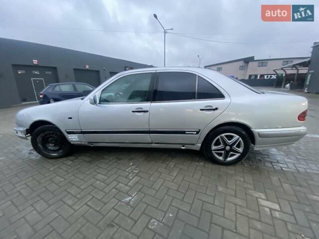 Серый Мерседес Е-Класс, объемом двигателя 2.2 л и пробегом 1000 тыс. км за 2700 $, фото 4 на Automoto.ua