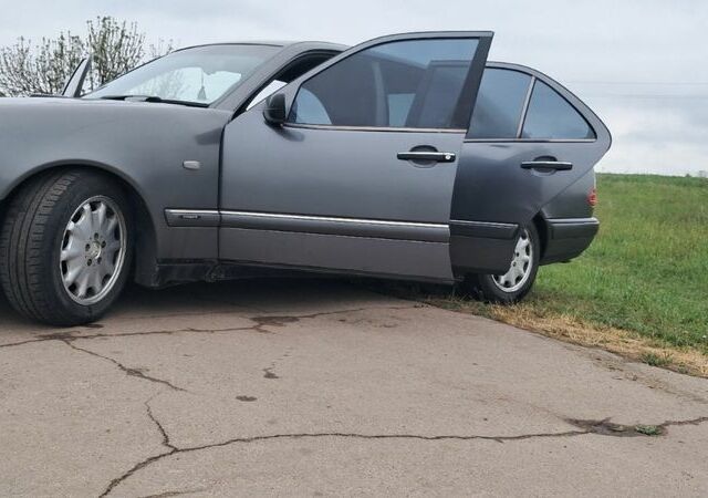 Серый Мерседес Е-Класс, объемом двигателя 2.3 л и пробегом 500 тыс. км за 2600 $, фото 2 на Automoto.ua