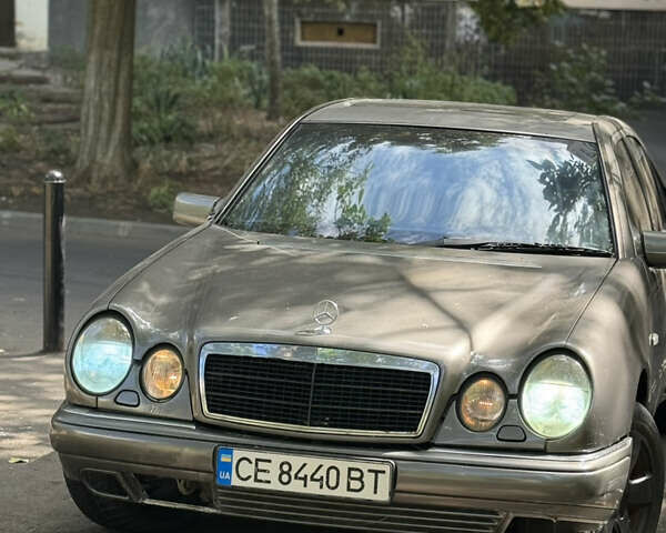 Серый Мерседес Е-Класс, объемом двигателя 3.2 л и пробегом 300 тыс. км за 2500 $, фото 1 на Automoto.ua