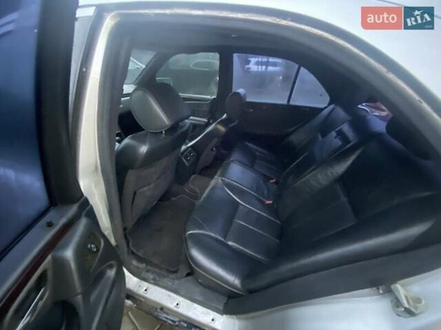 Серый Мерседес Е-Класс, объемом двигателя 2.2 л и пробегом 1000 тыс. км за 2700 $, фото 5 на Automoto.ua