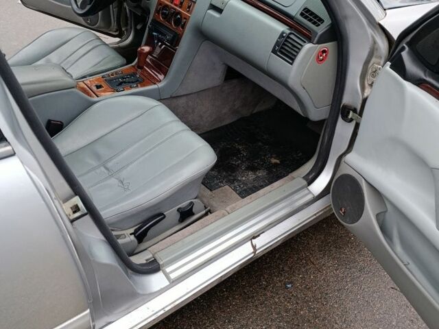 Серый Мерседес Е-Класс, объемом двигателя 2.2 л и пробегом 340 тыс. км за 2550 $, фото 10 на Automoto.ua