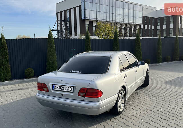 Серый Мерседес Е-Класс, объемом двигателя 2.8 л и пробегом 346 тыс. км за 4800 $, фото 10 на Automoto.ua