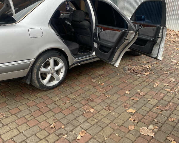 Серый Мерседес Е-Класс, объемом двигателя 2.3 л и пробегом 334 тыс. км за 3000 $, фото 2 на Automoto.ua