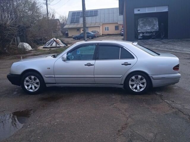 Серый Мерседес Е-Класс, объемом двигателя 4.2 л и пробегом 300 тыс. км за 4000 $, фото 1 на Automoto.ua