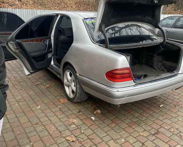 Серый Мерседес Е-Класс, объемом двигателя 2.3 л и пробегом 334 тыс. км за 3000 $, фото 6 на Automoto.ua