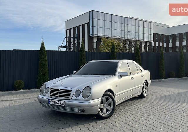 Серый Мерседес Е-Класс, объемом двигателя 2.8 л и пробегом 346 тыс. км за 4800 $, фото 1 на Automoto.ua