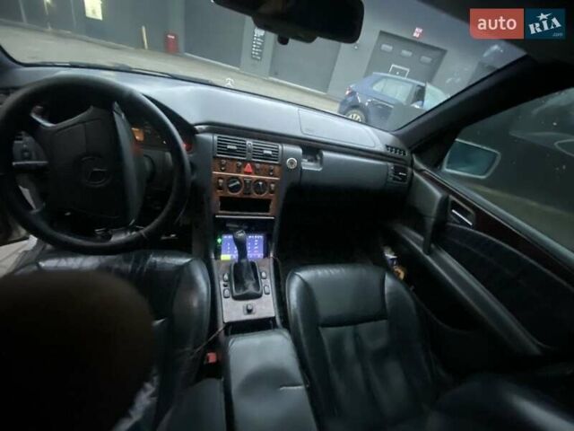 Серый Мерседес Е-Класс, объемом двигателя 2.2 л и пробегом 1000 тыс. км за 2700 $, фото 9 на Automoto.ua