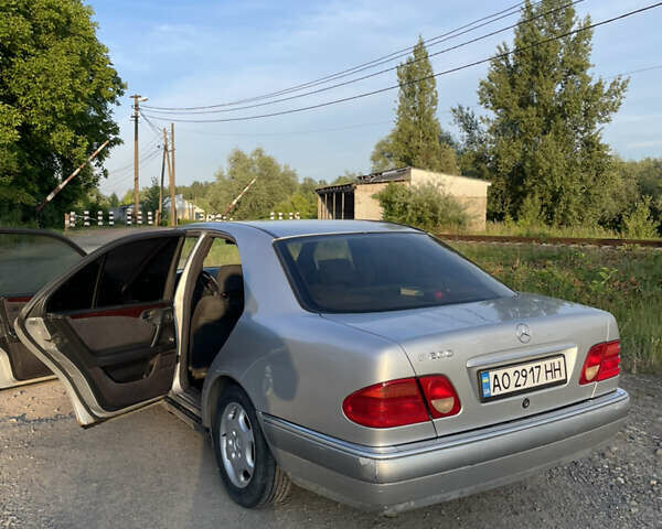 Сірий Мерседес Е-Клас, об'ємом двигуна 2 л та пробігом 236 тис. км за 1850 $, фото 3 на Automoto.ua