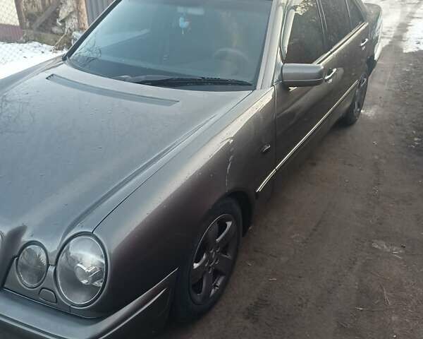 Сірий Мерседес Е-Клас, об'ємом двигуна 3 л та пробігом 180 тис. км за 5800 $, фото 4 на Automoto.ua