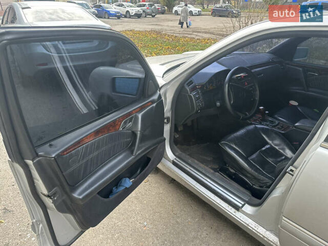 Серый Мерседес Е-Класс, объемом двигателя 2.8 л и пробегом 350 тыс. км за 1700 $, фото 3 на Automoto.ua