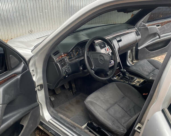 Серый Мерседес Е-Класс, объемом двигателя 2.3 л и пробегом 334 тыс. км за 3000 $, фото 4 на Automoto.ua