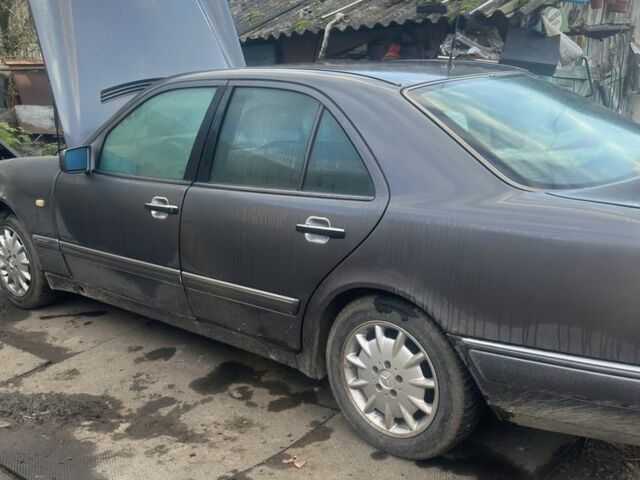 Серый Мерседес Е-Класс, объемом двигателя 2 л и пробегом 3 тыс. км за 2500 $, фото 1 на Automoto.ua