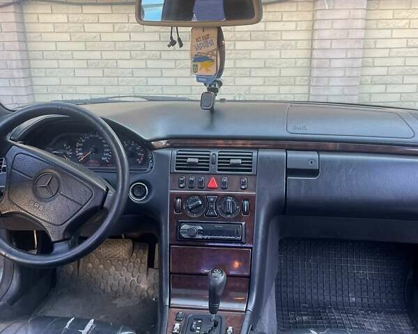 Серый Мерседес Е-Класс, объемом двигателя 2.8 л и пробегом 500 тыс. км за 3400 $, фото 5 на Automoto.ua