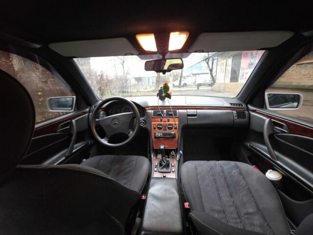 Серый Мерседес Е-Класс, объемом двигателя 2 л и пробегом 245 тыс. км за 2900 $, фото 9 на Automoto.ua