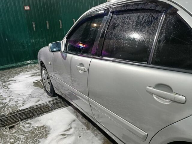 Серый Мерседес Е-Класс, объемом двигателя 2.2 л и пробегом 340 тыс. км за 2550 $, фото 2 на Automoto.ua