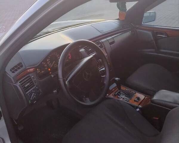 Сірий Мерседес Е-Клас, об'ємом двигуна 2.2 л та пробігом 400 тис. км за 4650 $, фото 18 на Automoto.ua