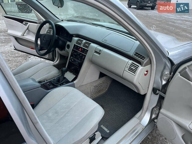 Сірий Мерседес Е-Клас, об'ємом двигуна 2 л та пробігом 204 тис. км за 4300 $, фото 17 на Automoto.ua