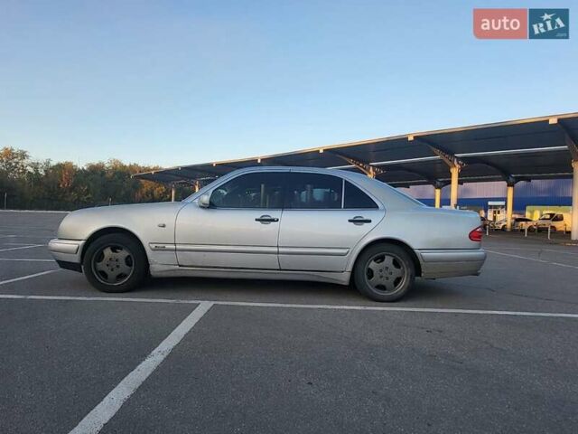 Сірий Мерседес Е-Клас, об'ємом двигуна 2 л та пробігом 30 тис. км за 3800 $, фото 2 на Automoto.ua