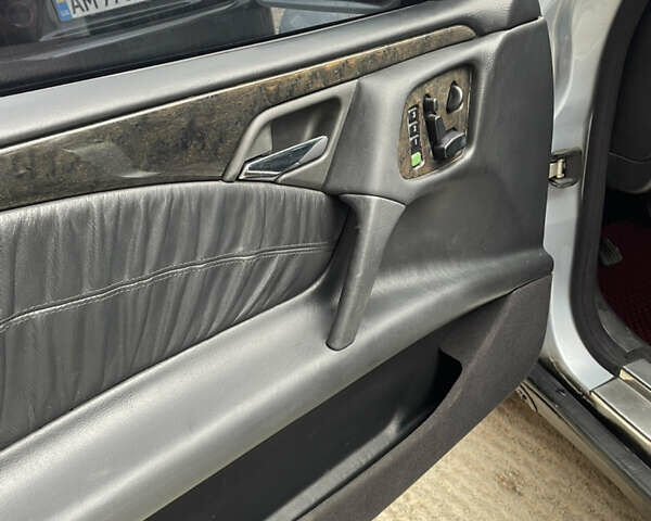 Серый Мерседес Е-Класс, объемом двигателя 3.2 л и пробегом 380 тыс. км за 2750 $, фото 23 на Automoto.ua