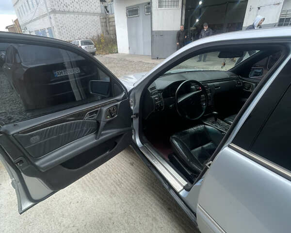 Серый Мерседес Е-Класс, объемом двигателя 3.2 л и пробегом 380 тыс. км за 2750 $, фото 26 на Automoto.ua