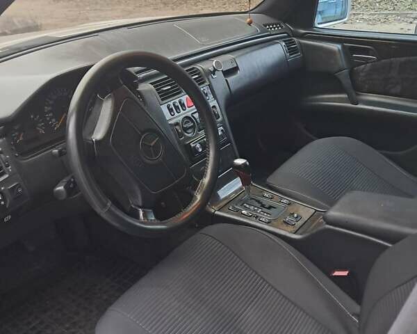 Серый Мерседес Е-Класс, объемом двигателя 2.3 л и пробегом 401 тыс. км за 3100 $, фото 7 на Automoto.ua