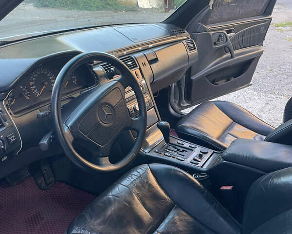 Серый Мерседес Е-Класс, объемом двигателя 3.2 л и пробегом 375 тыс. км за 2700 $, фото 13 на Automoto.ua