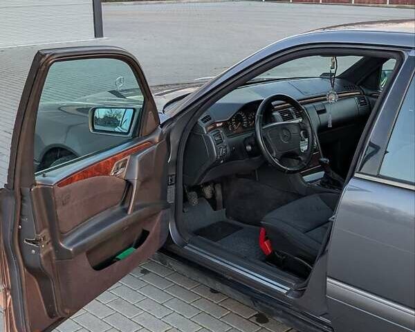 Серый Мерседес Е-Класс, объемом двигателя 2.8 л и пробегом 456 тыс. км за 2799 $, фото 8 на Automoto.ua