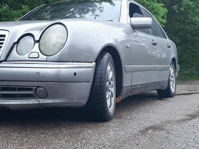 Сірий Мерседес Е-Клас, об'ємом двигуна 2.8 л та пробігом 520 тис. км за 2600 $, фото 7 на Automoto.ua