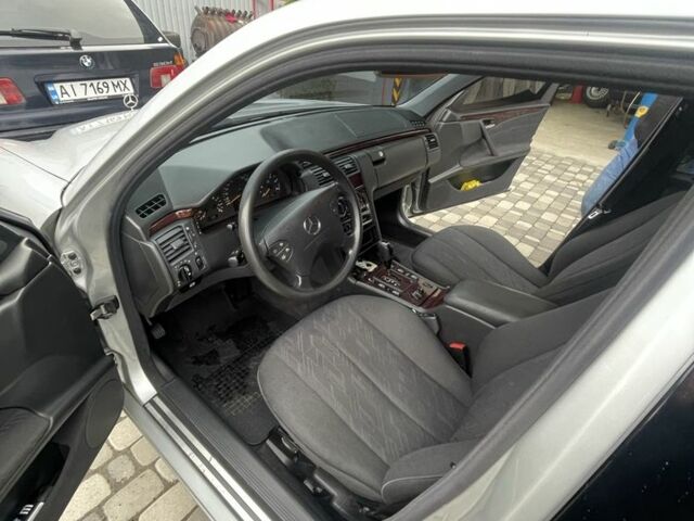 Мерседес Е-Класс 1998 в Киеве на Automoto.ua Серый Мерседес Е-Класс, объемом двигателя 3 л и пробегом 227 тыс. км за 4900 $, фото 4 на Automoto.ua