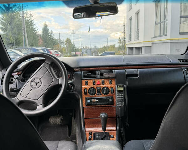 Мерседес Е-Класс 1998 в Львове на Automoto.ua Серый Мерседес Е-Класс, объемом двигателя 3 л и пробегом 569 тыс. км за 4900 $, фото 14 на Automoto.ua