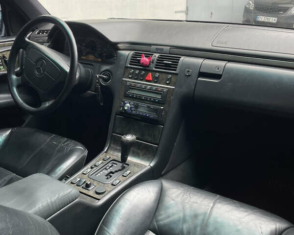 Серый Мерседес Е-Класс, объемом двигателя 3.2 л и пробегом 380 тыс. км за 2750 $, фото 17 на Automoto.ua