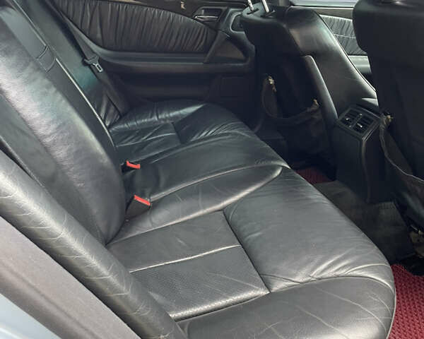 Серый Мерседес Е-Класс, объемом двигателя 3.2 л и пробегом 380 тыс. км за 2750 $, фото 18 на Automoto.ua