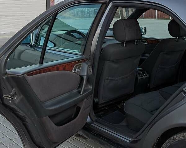 Серый Мерседес Е-Класс, объемом двигателя 2.8 л и пробегом 456 тыс. км за 2799 $, фото 15 на Automoto.ua