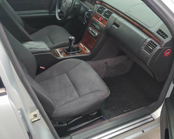 Серый Мерседес Е-Класс, объемом двигателя 2.5 л и пробегом 411 тыс. км за 4200 $, фото 8 на Automoto.ua