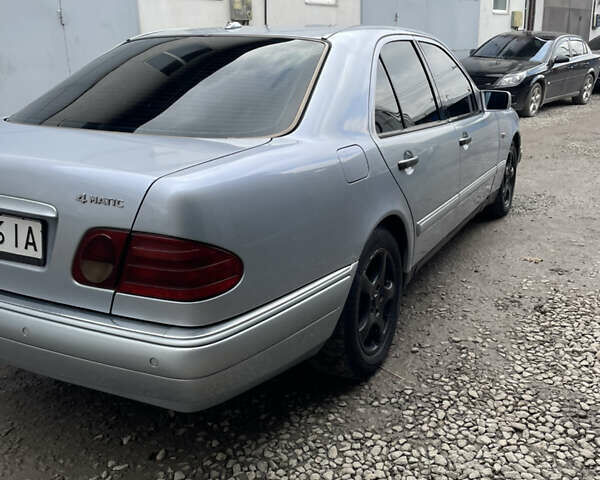 Серый Мерседес Е-Класс, объемом двигателя 3.2 л и пробегом 380 тыс. км за 2750 $, фото 4 на Automoto.ua