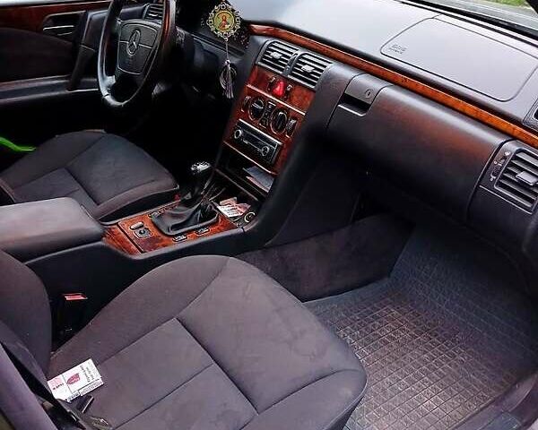 Сірий Мерседес Е-Клас, об'ємом двигуна 2.8 л та пробігом 450 тис. км за 1500 $, фото 2 на Automoto.ua