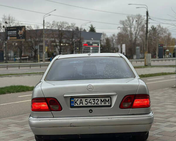 Серый Мерседес Е-Класс, объемом двигателя 3.2 л и пробегом 580 тыс. км за 3900 $, фото 4 на Automoto.ua