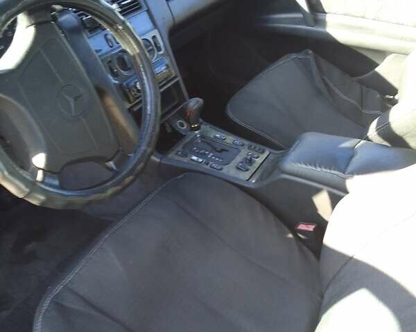 Серый Мерседес Е-Класс, объемом двигателя 2.2 л и пробегом 300 тыс. км за 2200 $, фото 1 на Automoto.ua