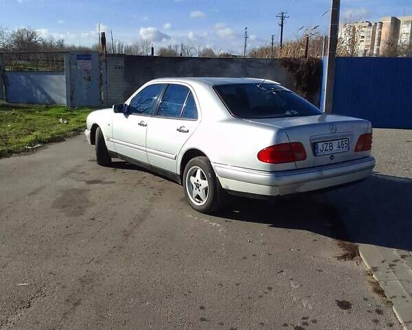 Серый Мерседес Е-Класс, объемом двигателя 2.2 л и пробегом 300 тыс. км за 2200 $, фото 7 на Automoto.ua