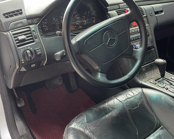 Серый Мерседес Е-Класс, объемом двигателя 3.2 л и пробегом 380 тыс. км за 2750 $, фото 24 на Automoto.ua