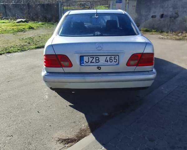 Серый Мерседес Е-Класс, объемом двигателя 2.2 л и пробегом 300 тыс. км за 2200 $, фото 6 на Automoto.ua