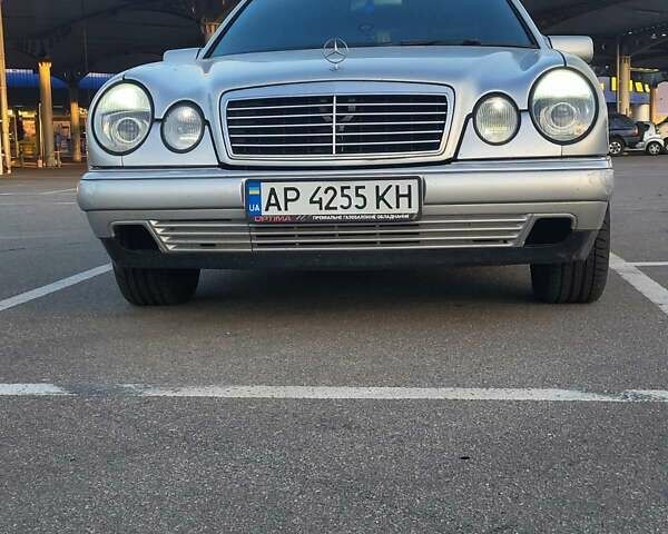 Сірий Мерседес Е-Клас, об'ємом двигуна 2 л та пробігом 30 тис. км за 3800 $, фото 1 на Automoto.ua