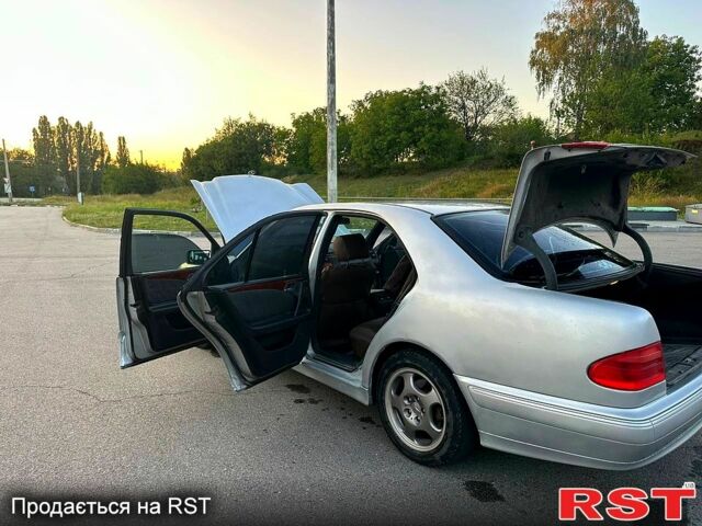 Серый Мерседес Е-Класс, объемом двигателя 2 л и пробегом 350 тыс. км за 3350 $, фото 4 на Automoto.ua