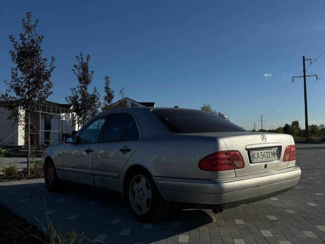 Серый Мерседес Е-Класс, объемом двигателя 3.2 л и пробегом 580 тыс. км за 2000 $, фото 2 на Automoto.ua