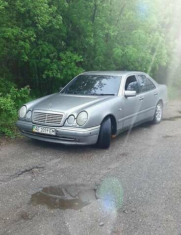 Сірий Мерседес Е-Клас, об'ємом двигуна 2.8 л та пробігом 520 тис. км за 2600 $, фото 4 на Automoto.ua